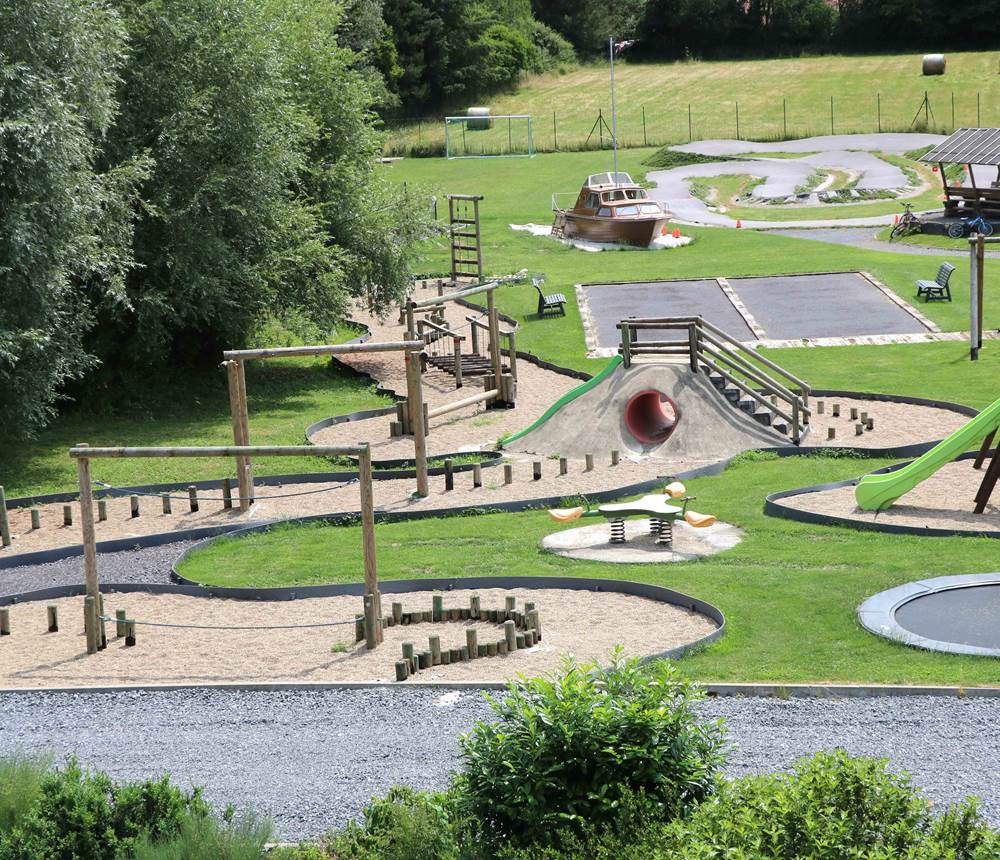Grande plaine de jeux commune (2 gîtes) très spacieuse, trampoline, pétanque, circuit go kart, vélos, terrain foot, basket, parcours