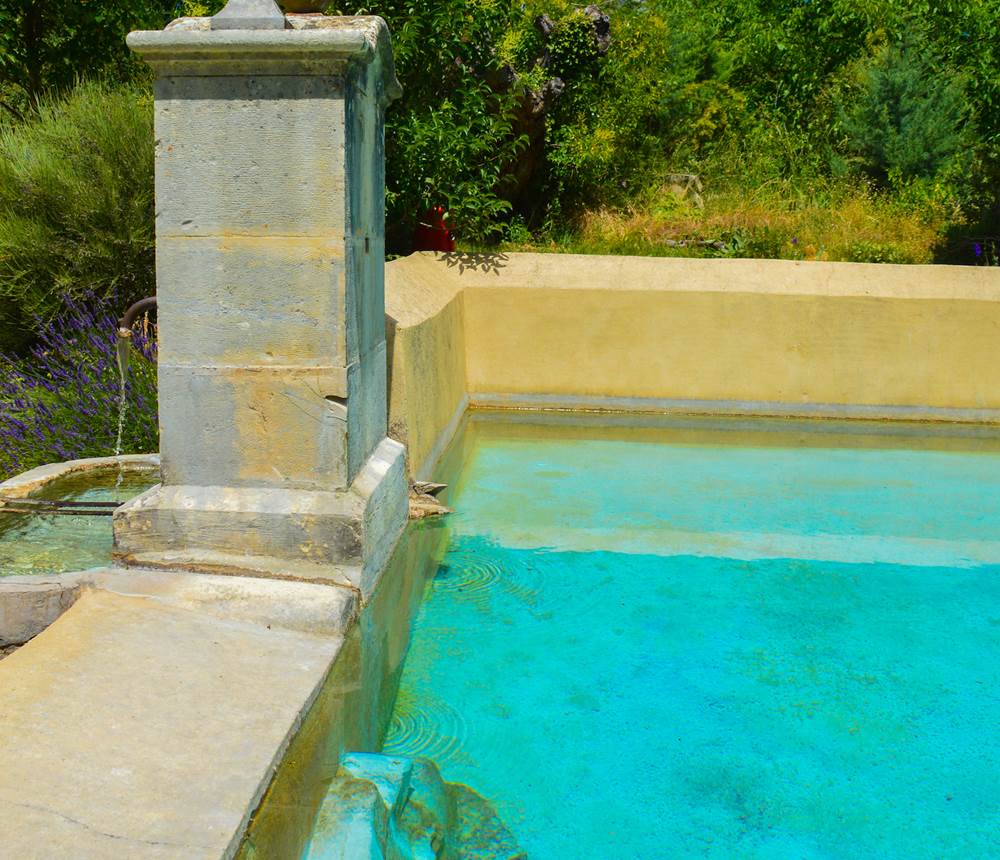 Le bassin de la Bastide du Claus et son eau de source