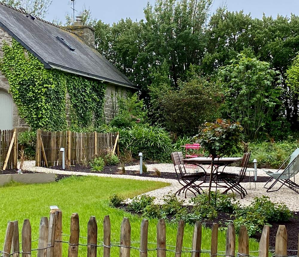 Le Jardin de l'Ecurie un penty restauré et posé dans un environnement verdoyant et fleuri