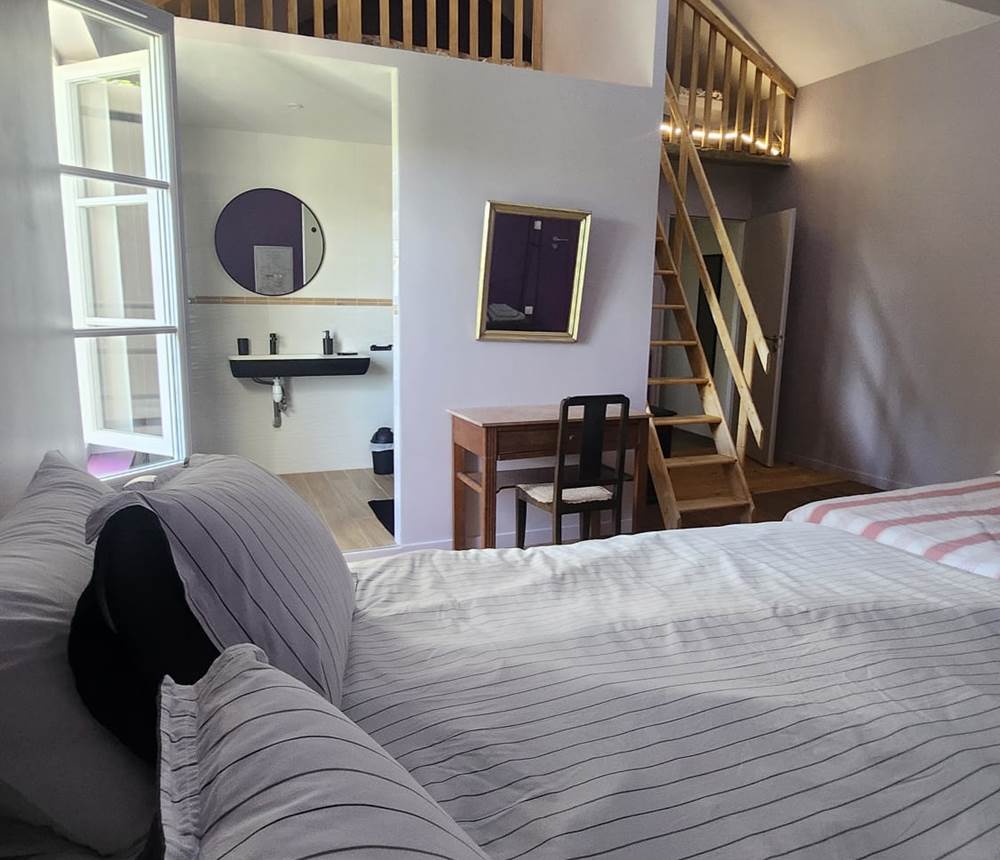 Vue depuis le grand lit, de la mezzanine et de la salle de bain.