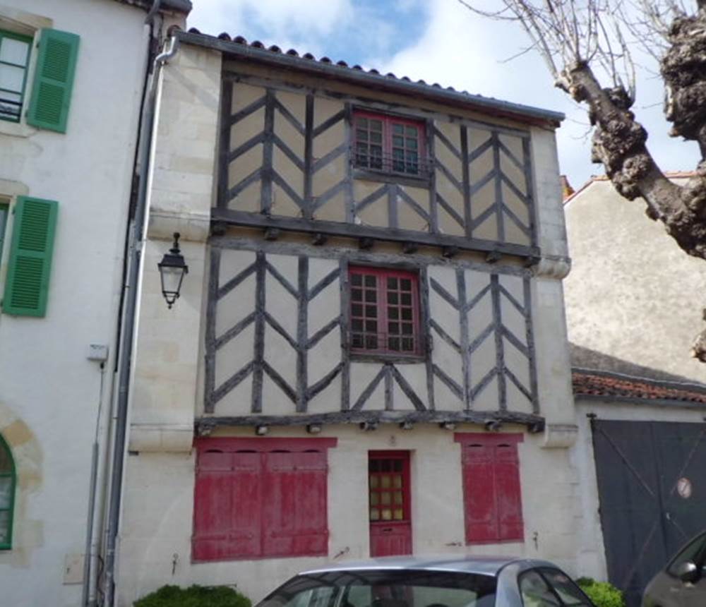 Colombages_à_Saint-Martin-en-Ré Place Anatole-France