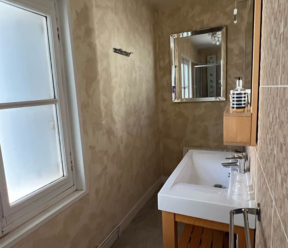 Chambre 20 vue sur cour salle de bain