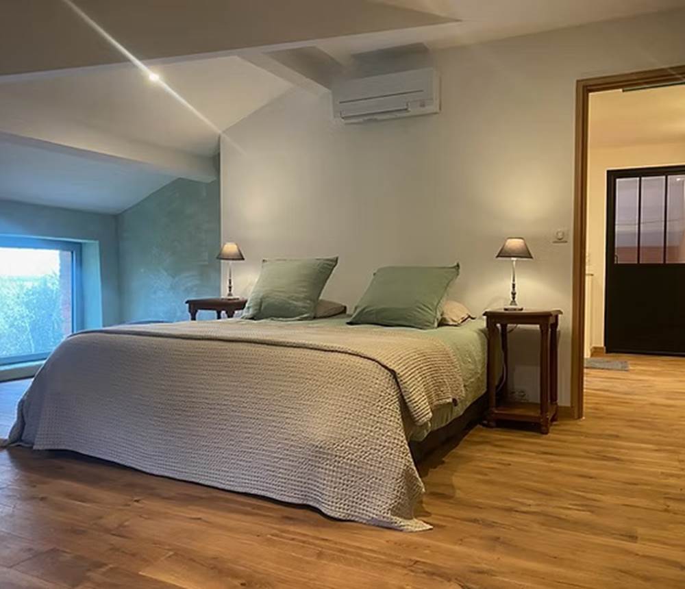chambre-queen-size-le-gite-manoir-du-bouyssou
