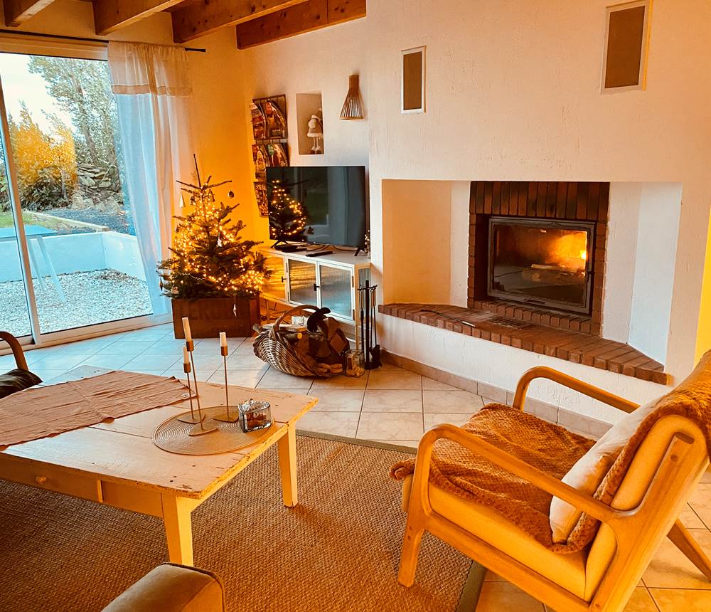 Un salon chaleureux où l’hiver se savoure au coin du feu