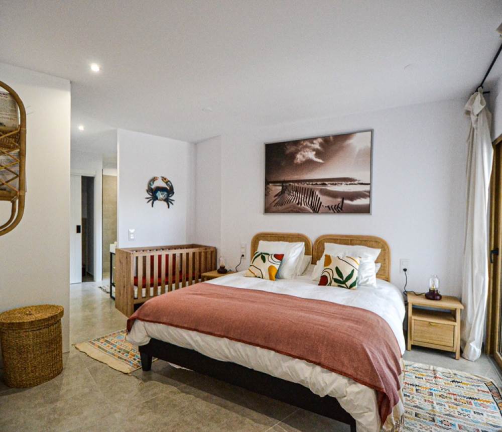 Rez-de-chaussée :  Lit 180cm et lit Bébé, pour cette chambre avec accès direct à la terrasse.