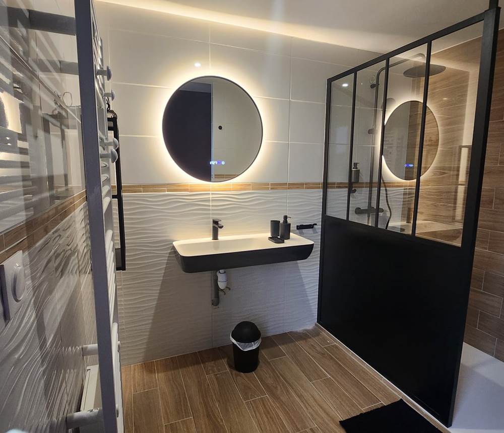 Salle de bain de la chambre le V