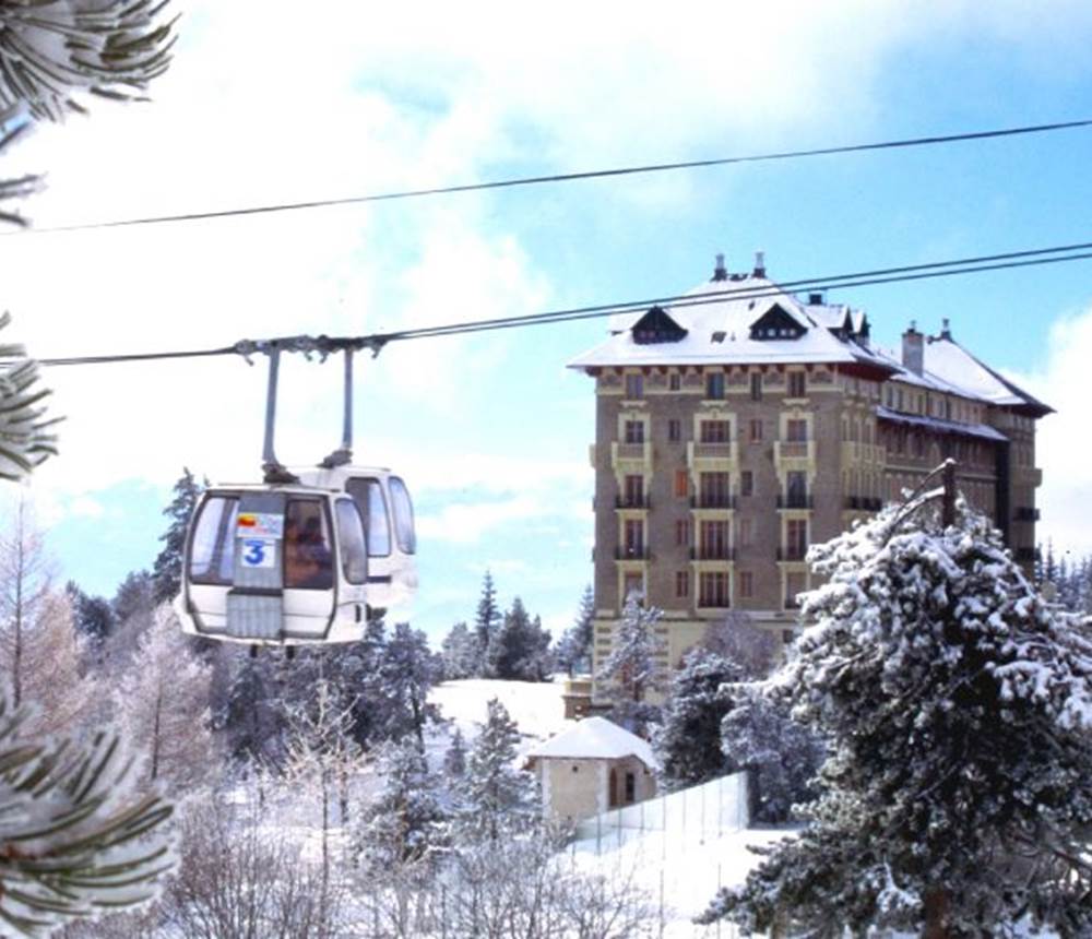 Cette saison, nouvelle télécabine Airelles Express, relie le village au pied des pistes Font Romeu Pyrénées 2000. Ouverture station du 1er décembre 2023 au 01/04/2024