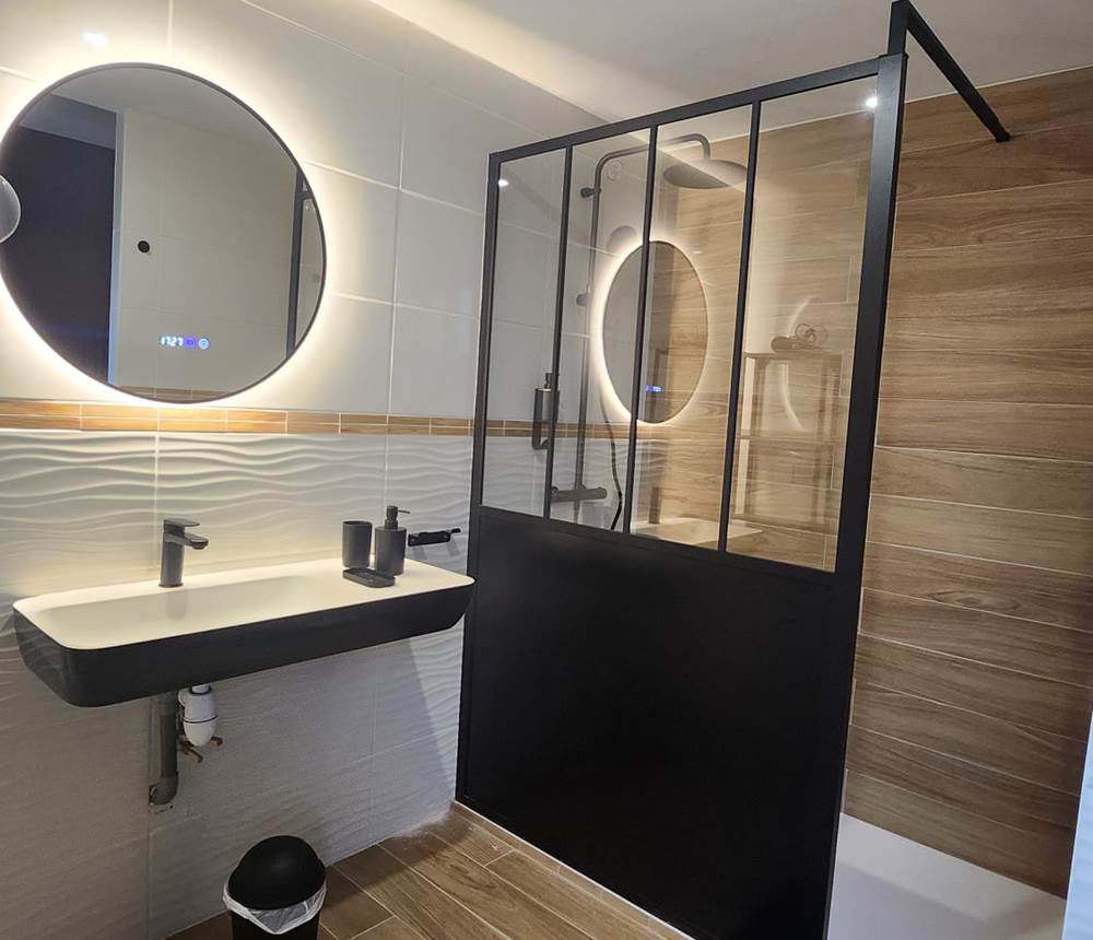Salle de bain de la chambre V, avec son sèche serviette