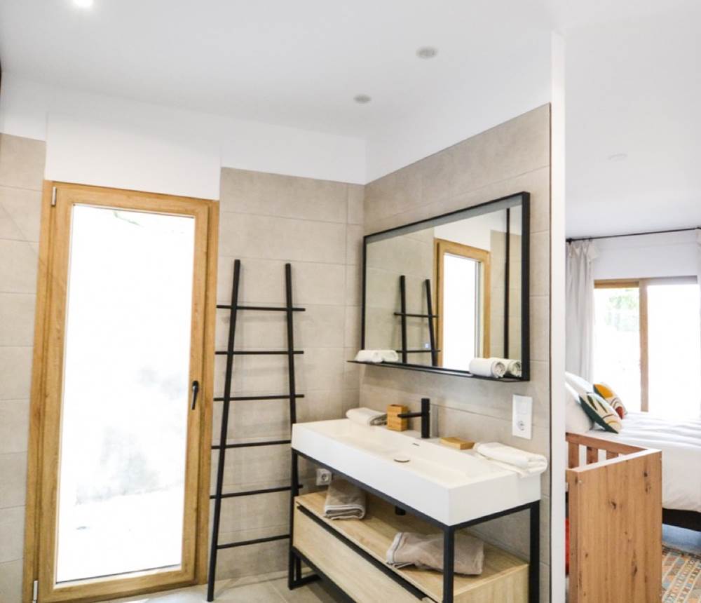 Rez-de-chaussée : Belle Salle d'eau attenante, avec WC en accès direct au jardin et à la buanderie.