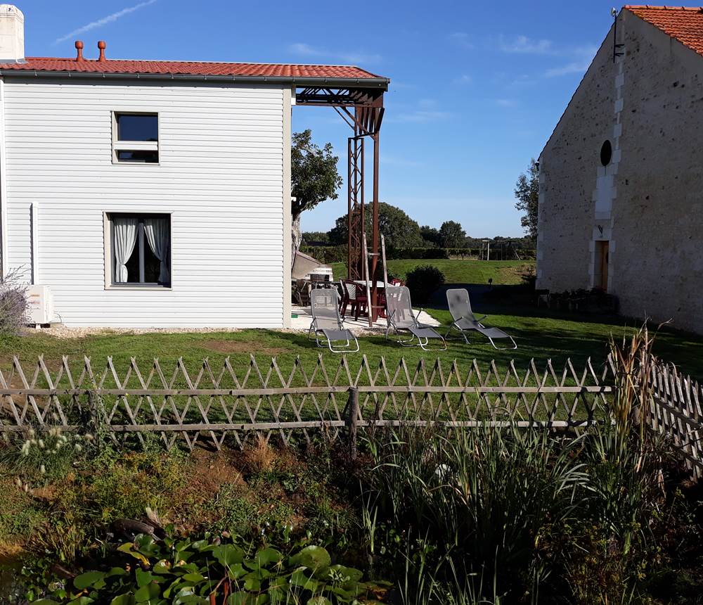Le gîte indépendant depuis le parc