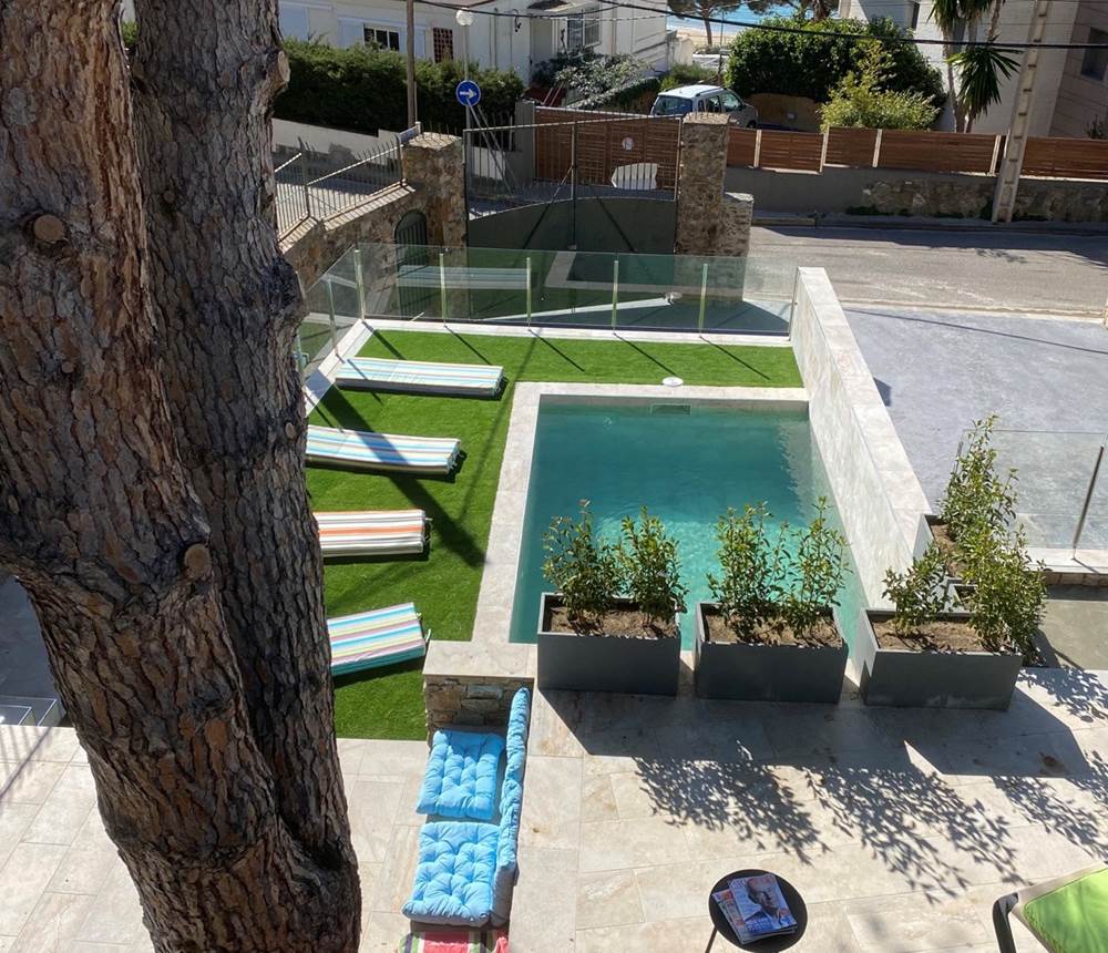 Espace bronzage et farniente au bord de la piscine, à 2 pas de la plage.
