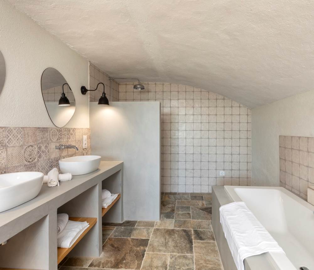 33 Oliveres Citerne Chambre parentale salle d'eau