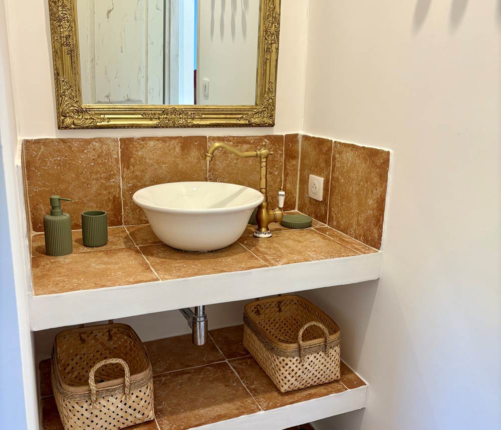 Salle de bain au style raffiné et chaleureux.