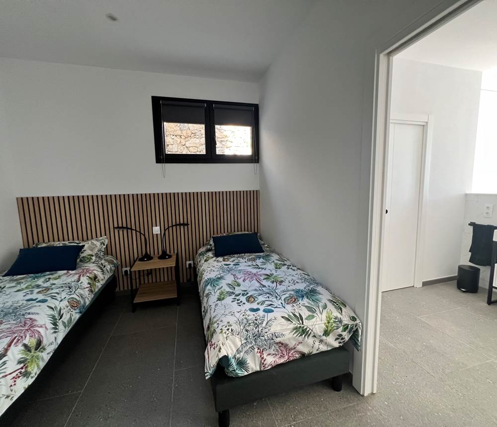 Idéal en cas de petits enfants, la porte commune avec la suite parentale…