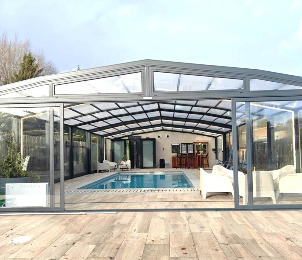 piscine extérieure couverte chauffée, possibilité d'ouvrir en été
