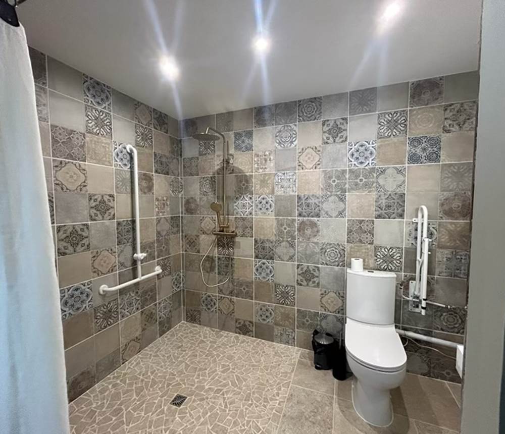 SALLE DE BAIN PRIVATIVE CHAMBRE 2 - REZ DE CHAUSSÉE