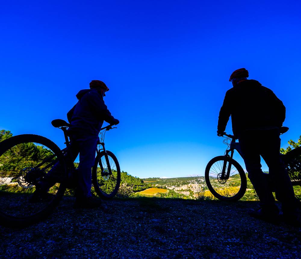 Jeu de lumière entre deux VTTistes et Minerve