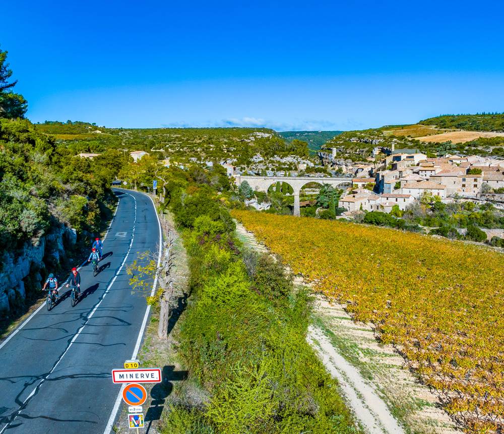 Les belles routes bordées de vignes du Minervois
