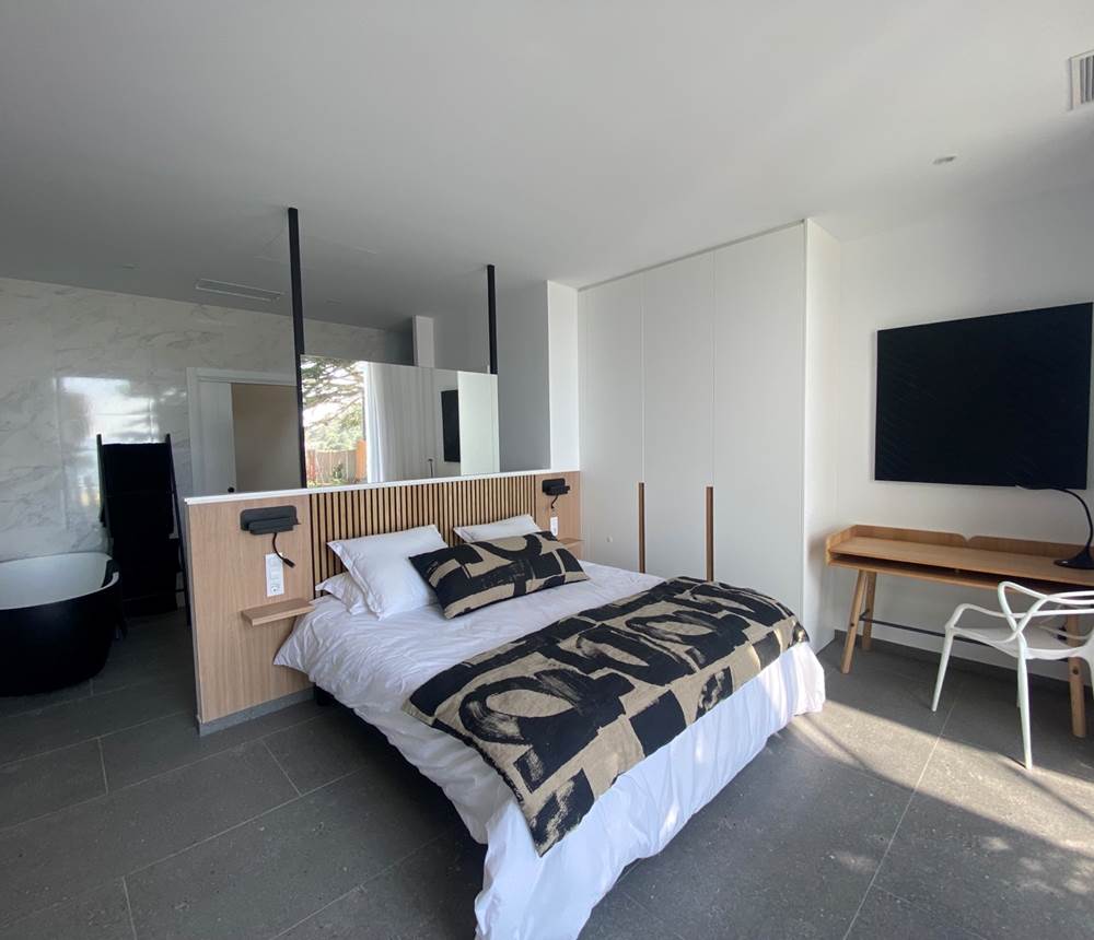 Grande suite Parentale climatisée avec lit King size.