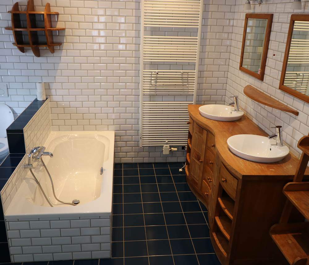 Salle de bain commune: douche, baignoire, lavabos, WC