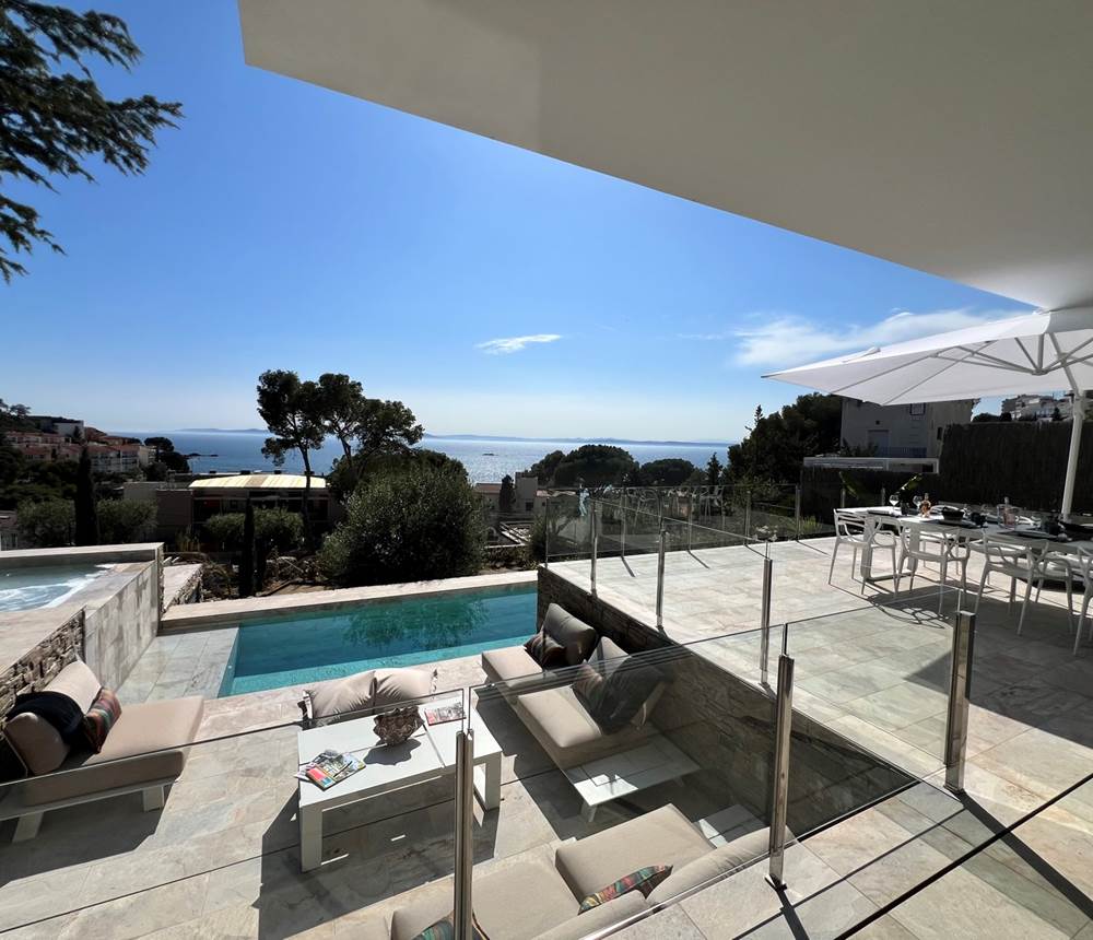 Farniente devant la piscine et le jacuzzi