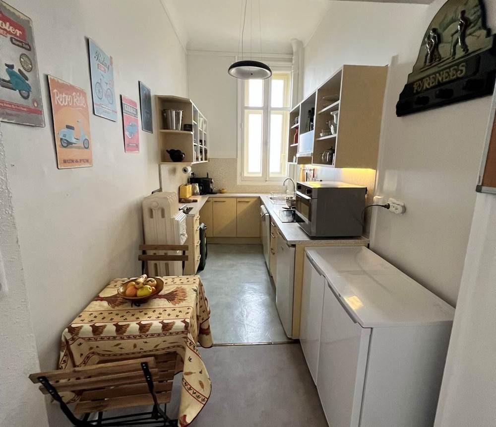 Cuisine séparée toute équipée fonctionnelle. Refrigérateurs et congélateur.