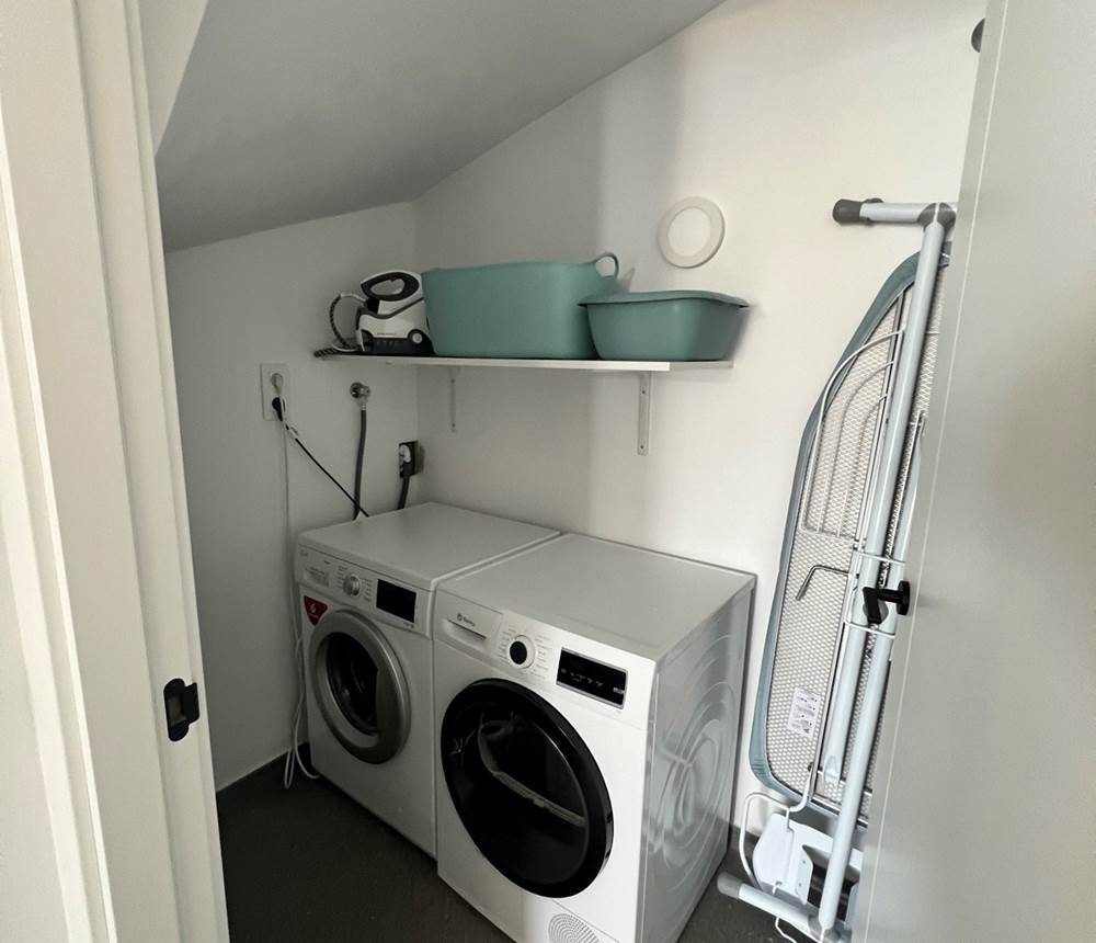 Buanderie tout équipée avec lave-linge, sèche-linge