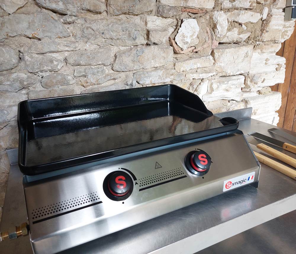 plancha a gaz dans la cour du mas