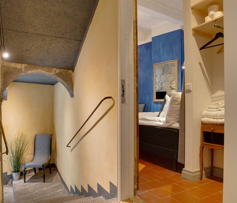 Brescou room entrance1