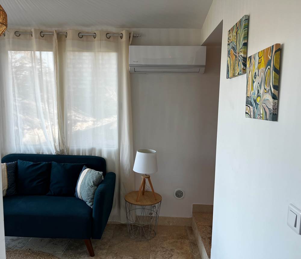 Espace cosy et lumineux, décoré avec goût pour une ambiance apaisante.