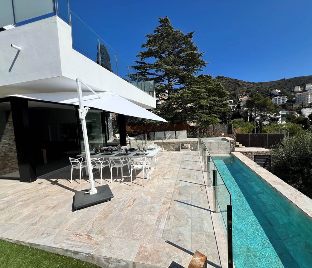 Barrière et porte coulissante pour accéder l'espace piscine