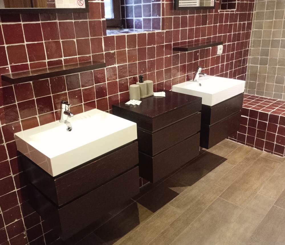 Salle de bain commune: baignoire, lavabos, WC