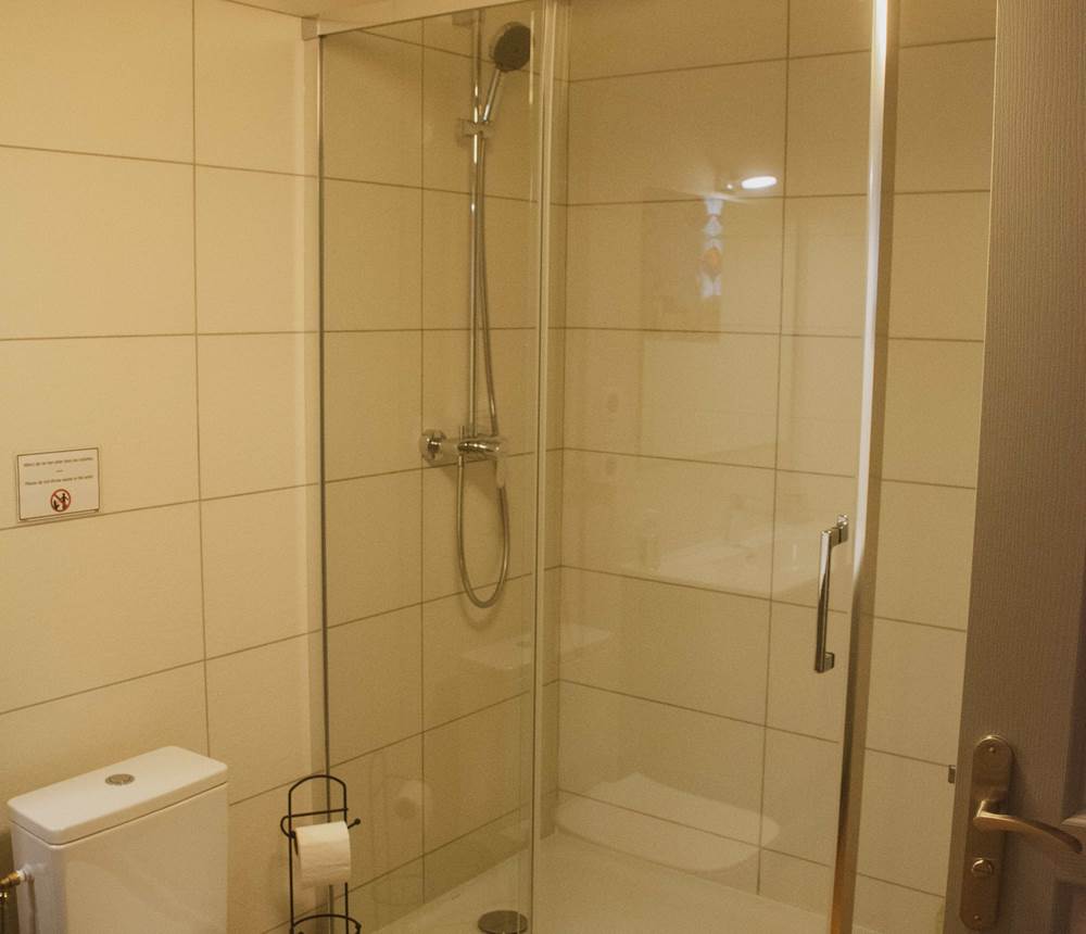 Chambre1 BedinBellongue Salle de bain