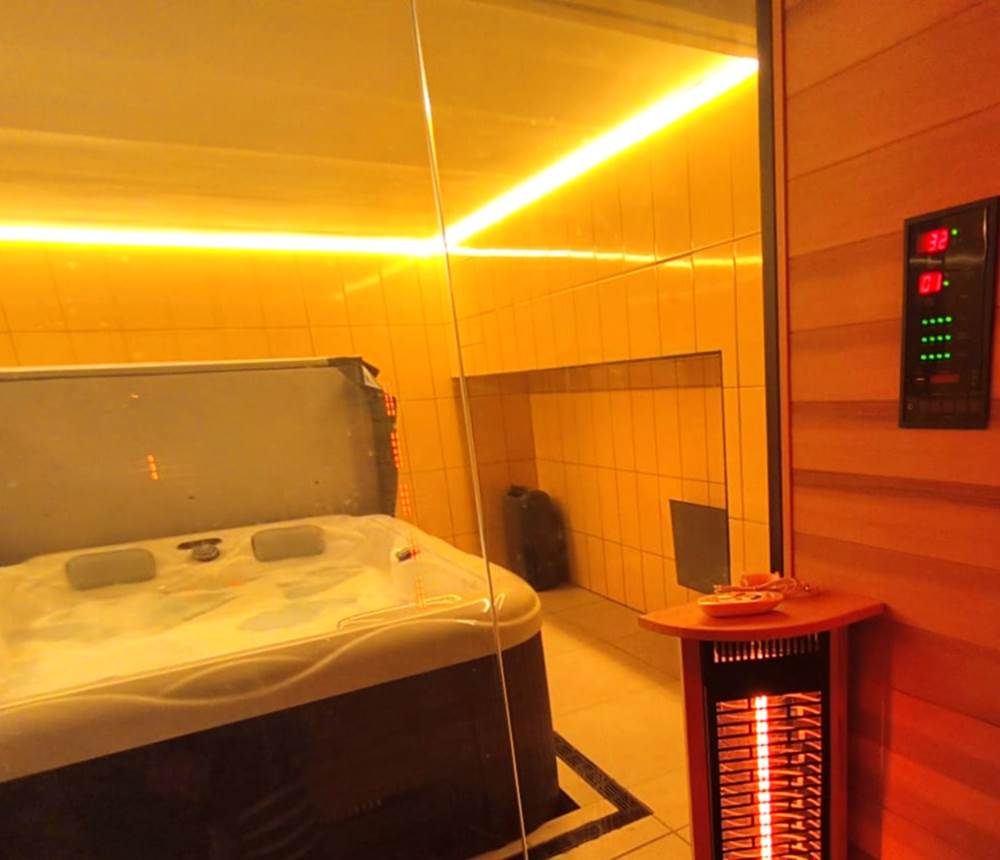 Espace détente intérieur, jacuzzi, cabine infrarouge