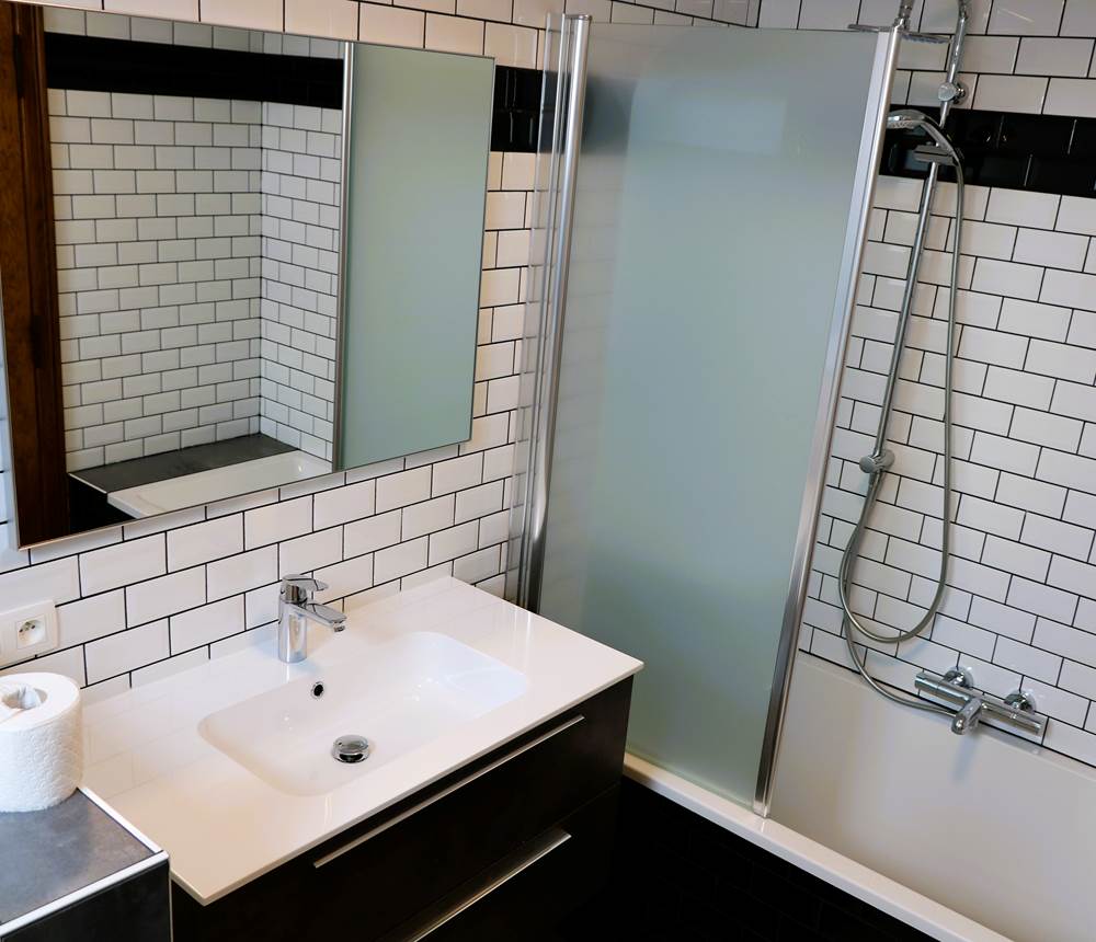 Salle de bain classique ( 13) , baignoire/douche, lavabo, WC