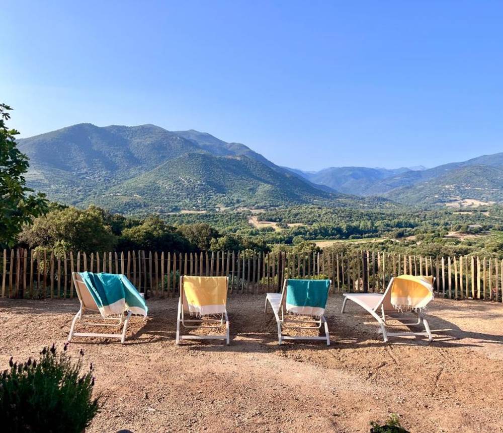 Espace farniente élégant avec vue majestueuse sur les montagnes.