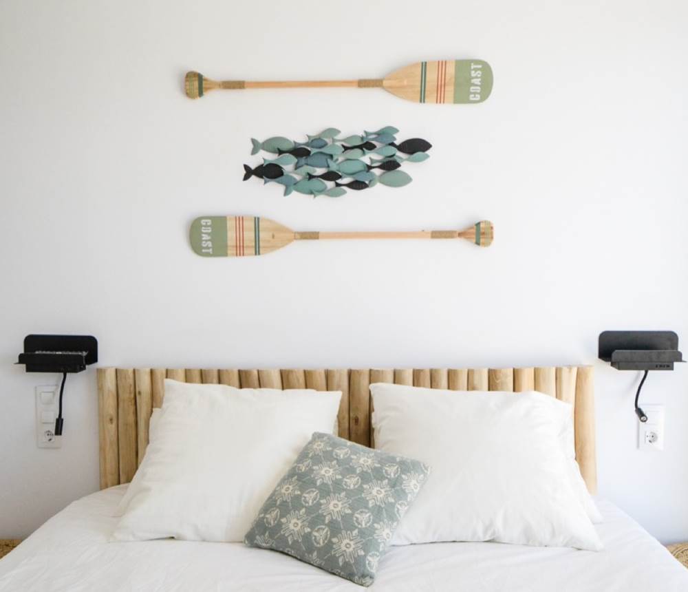 Étage : Chambre 3,  lit en 180cm avec vue mer! accès à une terrasse pour une vue panoramique. Des ports USB sont disponible dans les liseuses.