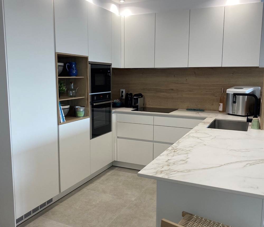 Rez-de-chaussée : Cuisine moderne très bien équipée, avec grand réfrigérateur encastré