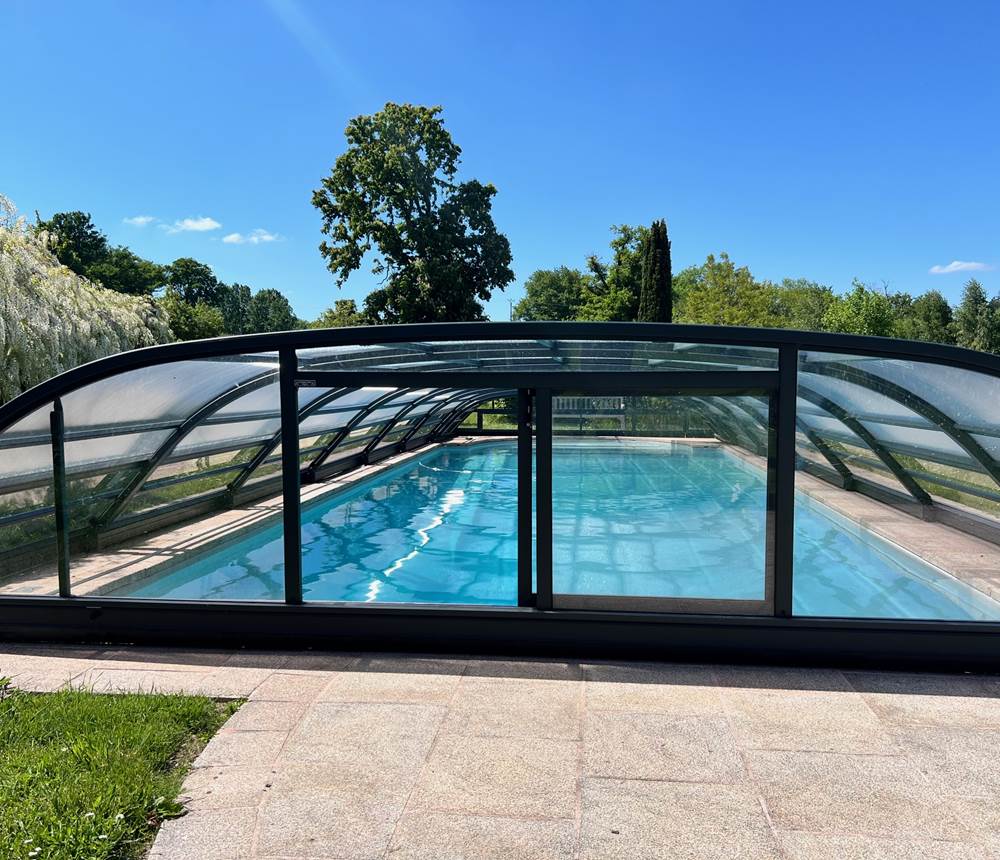 La piscine avec abri rétractable