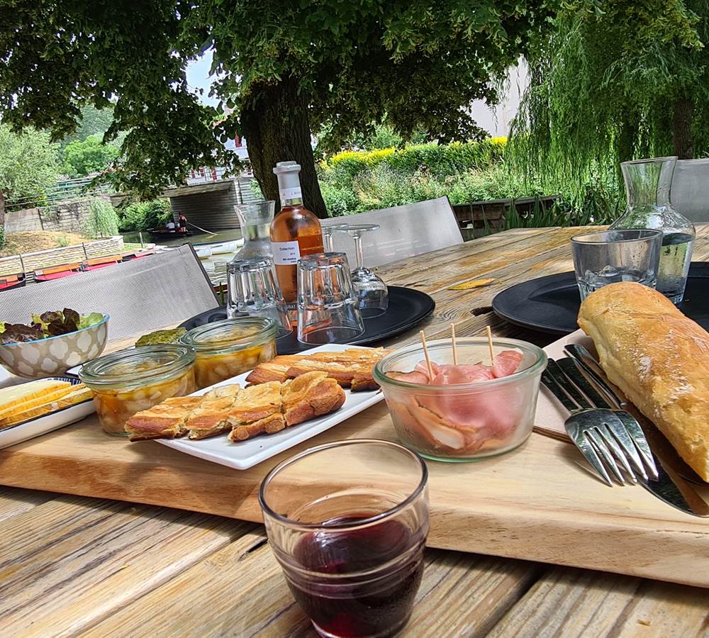 Restaurant au bord de l'eau au Mazeau - Découverte de la planche vendéenne