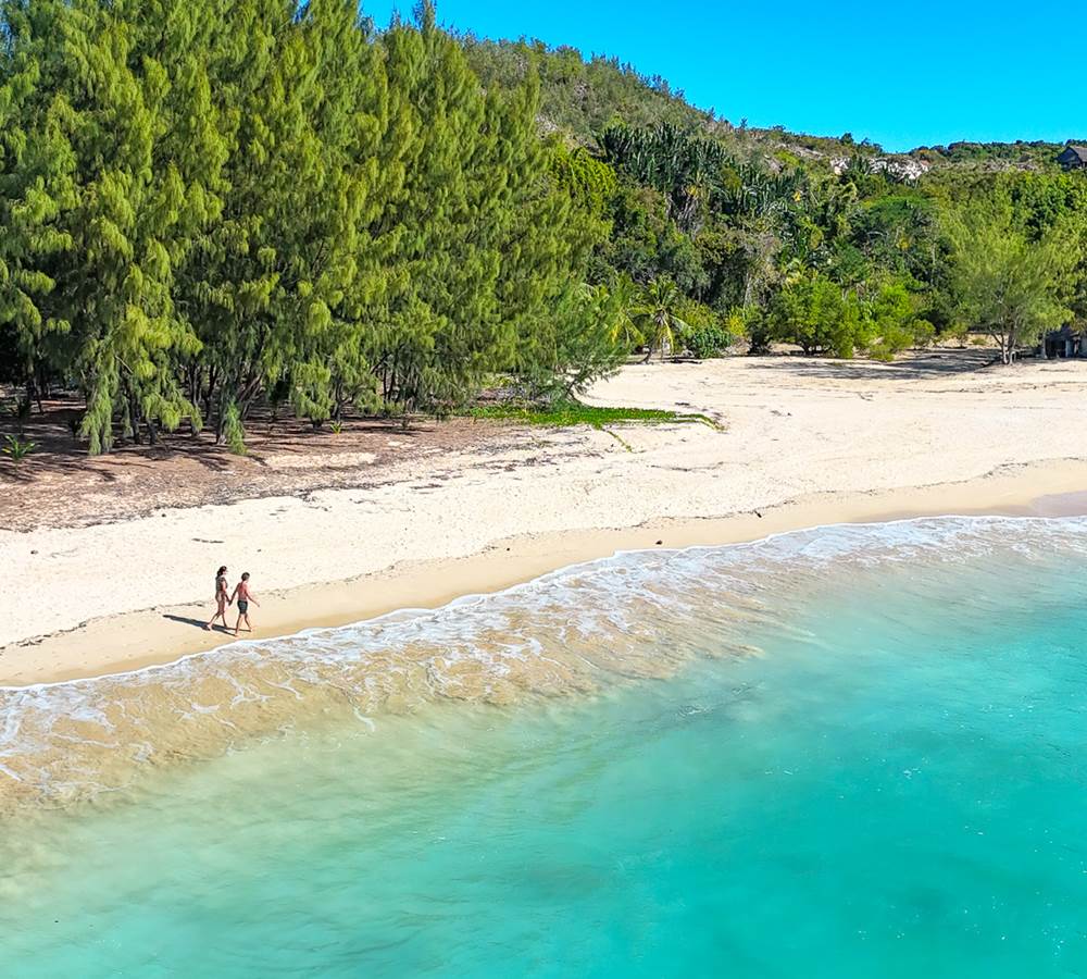 Couple sur la plage de Sakatia - Nosy Be