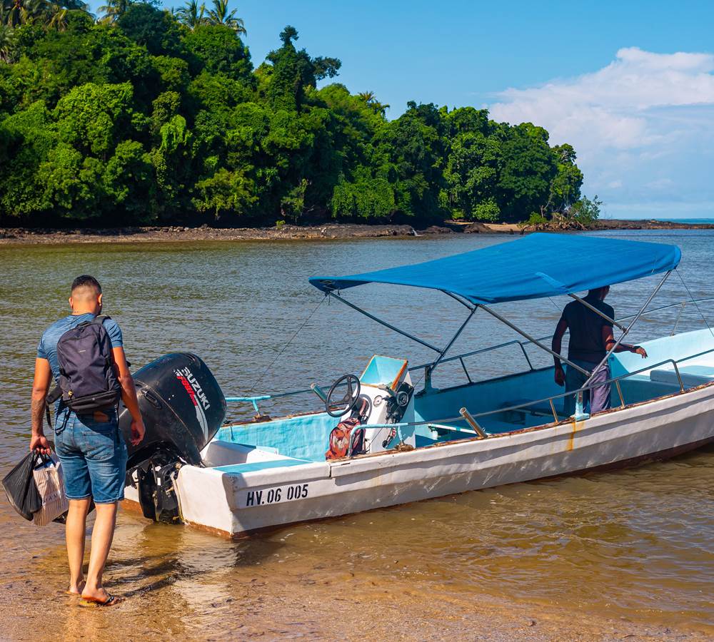 Des touristes qui se préparent pour une ballade en bateau à Nosy Be, Madagascar
