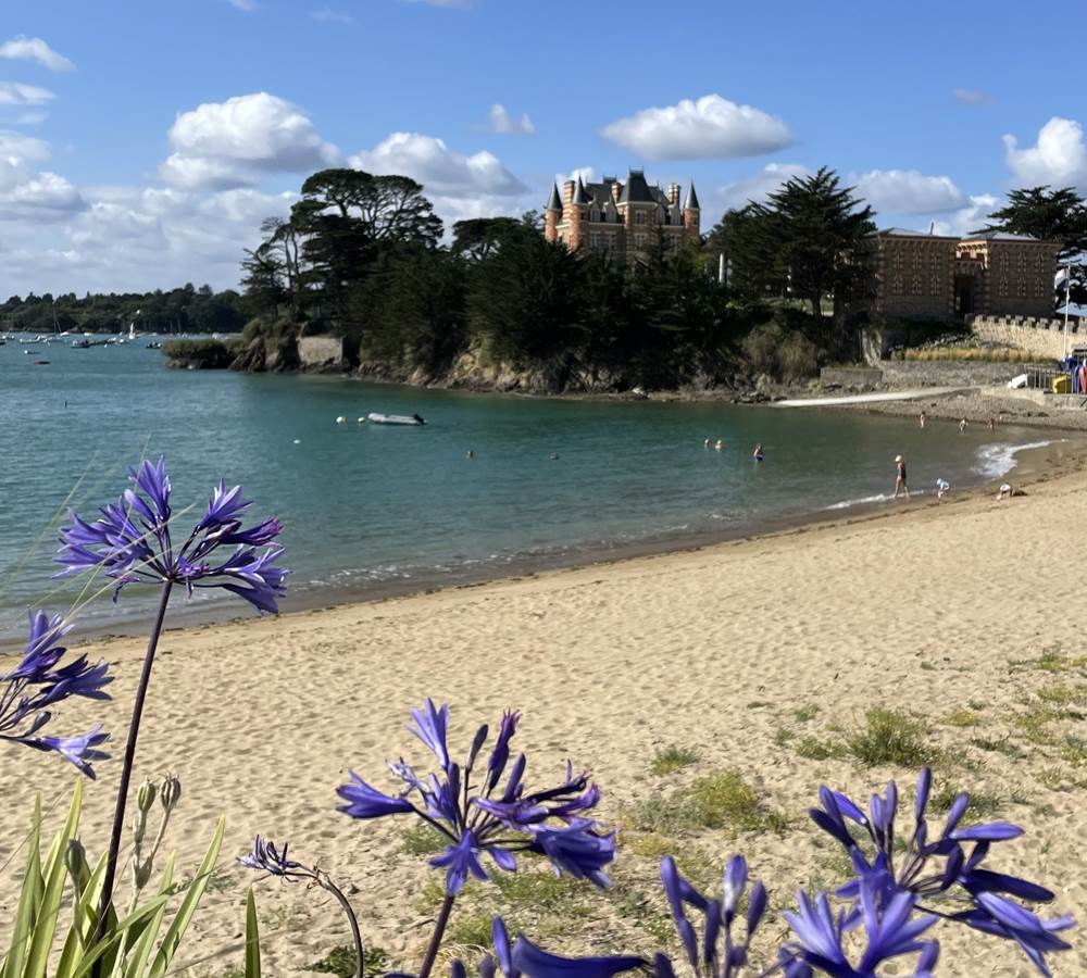 Saint Briac : plage du Béchet et château du Nessay