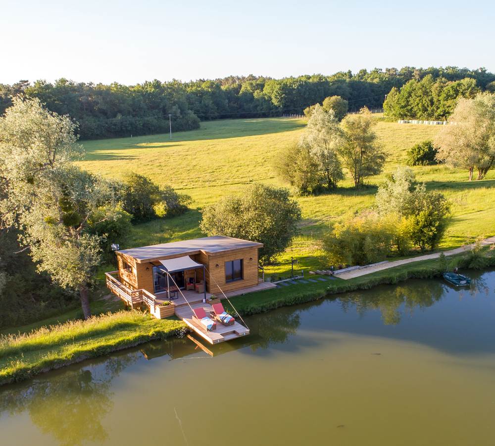 A son bord, une cabane