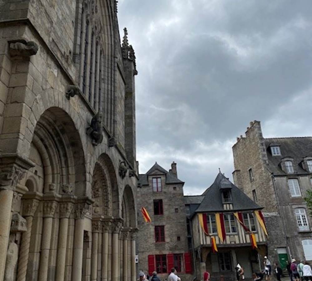 Dinan : place Saint Sauveur