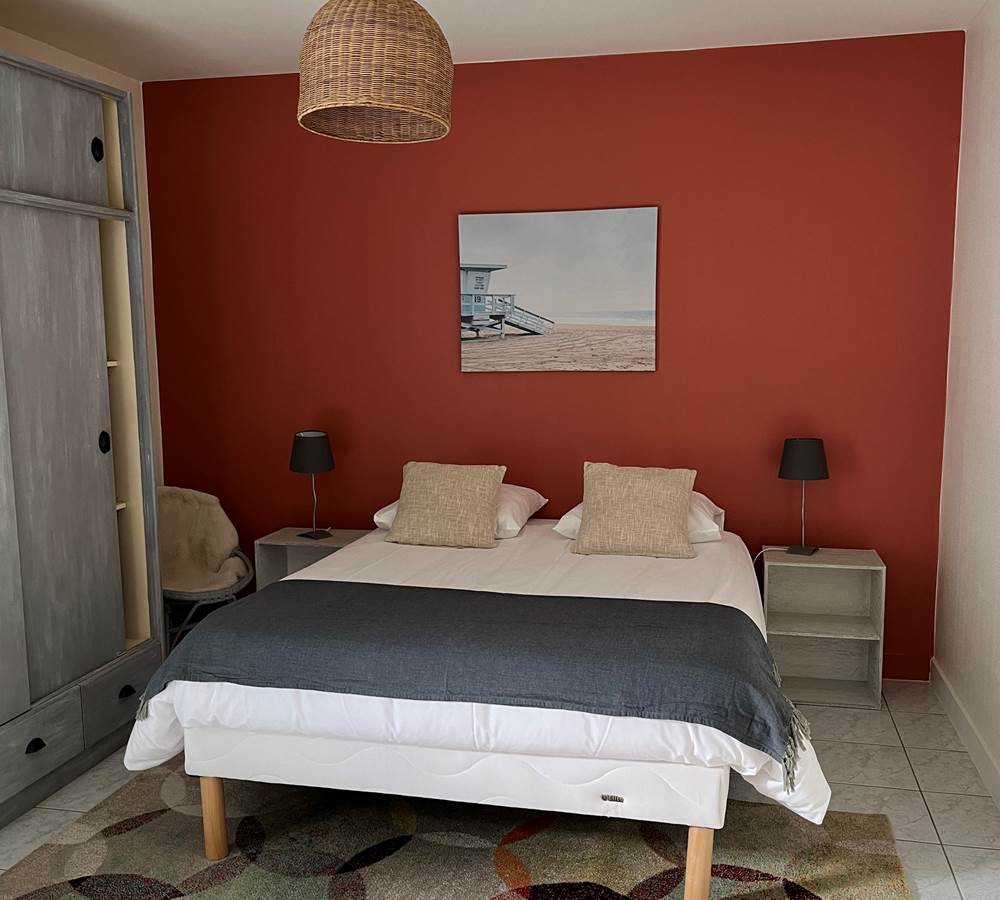 Chambre à coucher n°2 et son coin salon