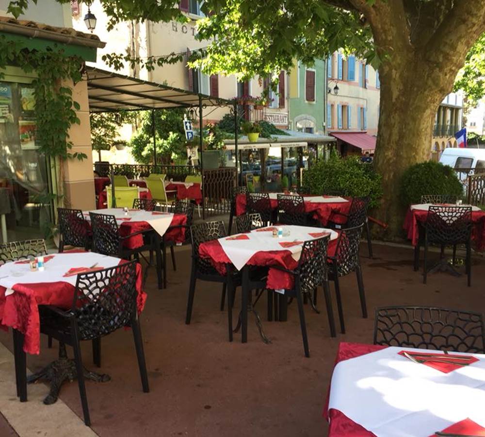 Terrasse sous le regard bienveillant de l'église Sacré cœur