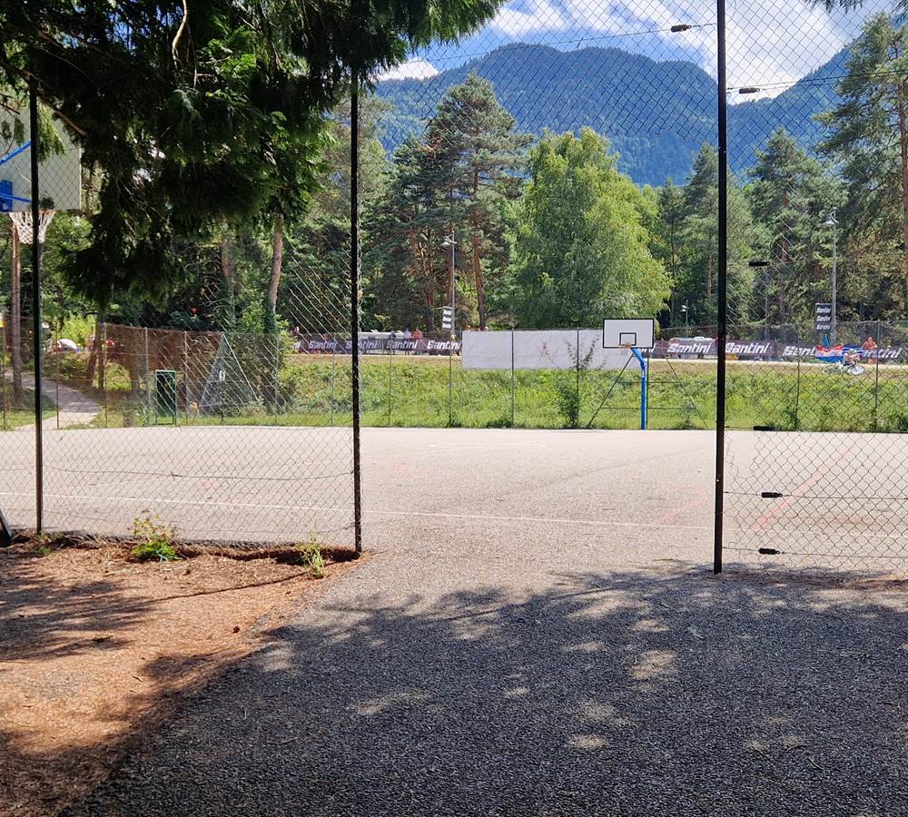 Terrain de loisir basket, foot, tennis, pumptrack gratuit