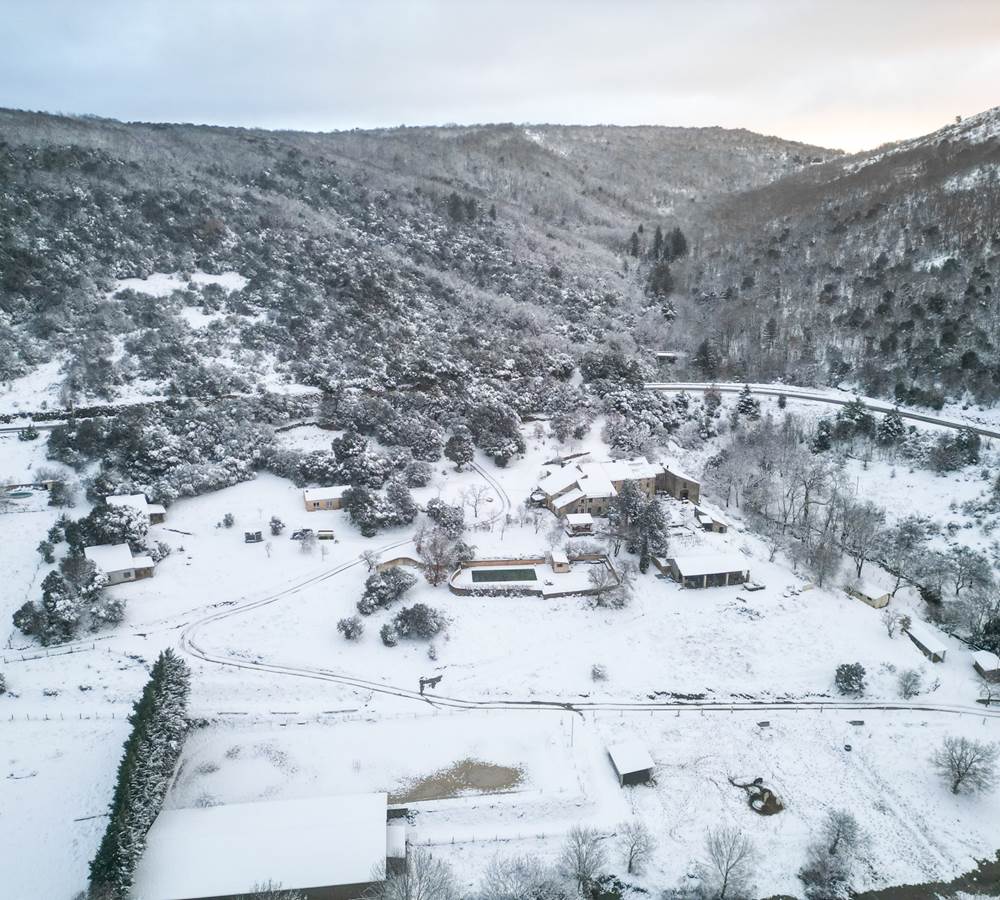 Domaine sous un manteau blanc