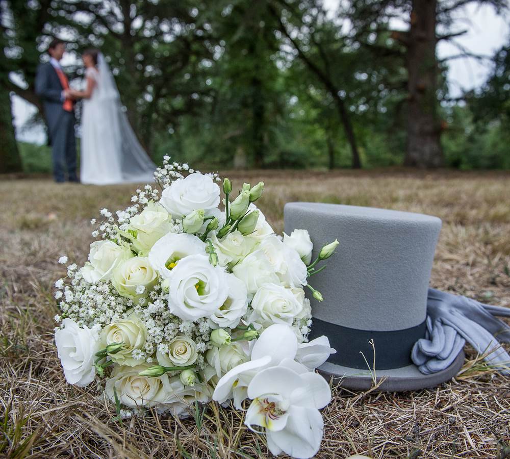 Chapeau, bouquet de la mariée